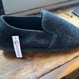 "Gesswein" mens 100% wool felt slippers NEW